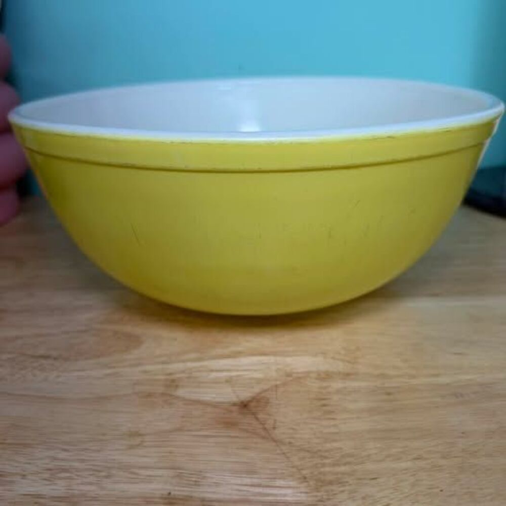 Vintage Pyrex #404 4qt Yellow Nesting Bowl